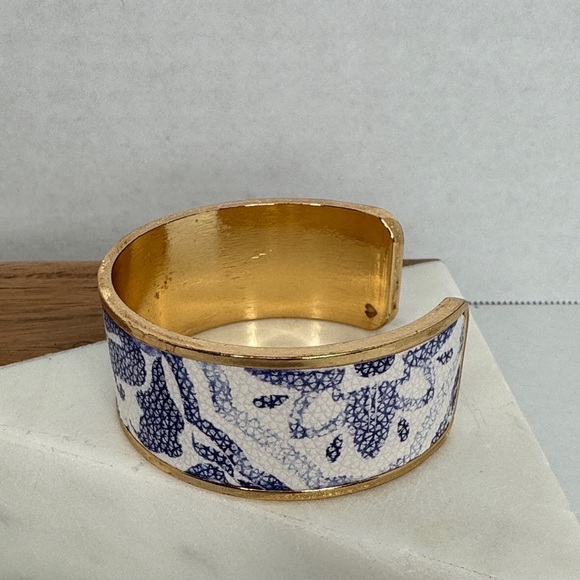 Vintage Estate Blue and White Chinoiserie Leather Open Cuff Bracelet lot C52 - Picture 2 of 8